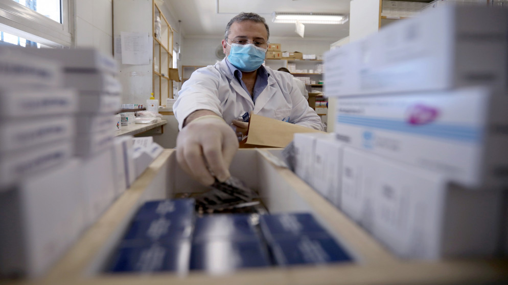 تجهيز أدوية في مركز صحي يتبع لـ"أونروا" في مخيم عمان الجديد (مخيم الوحدات)، 15 أبريل/نيسان 2020. (محمد حامد/ رويترز)