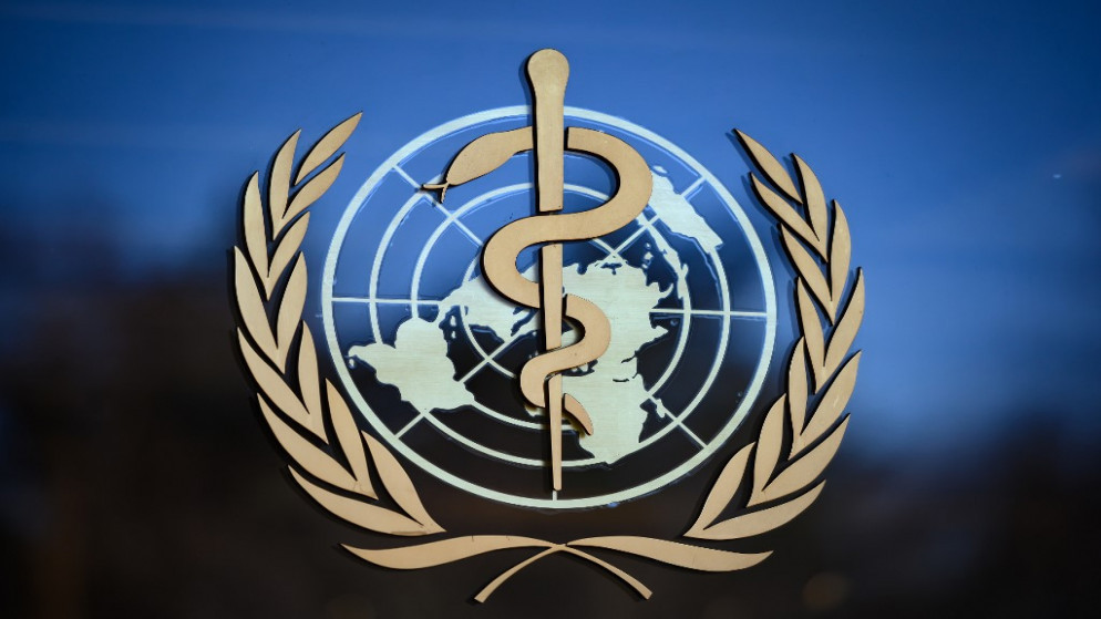 شعار منظمة الصحة العالمية في مقرها في جنيف.(أ ف ب)