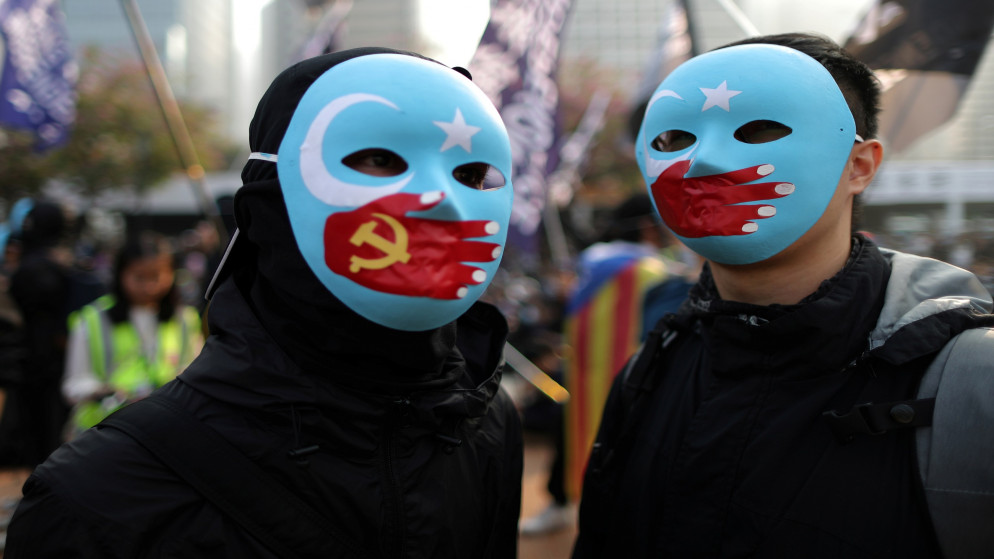 محتجون من هونغ كونغ يتظاهرون لدعم حقوق الإنسان لأقليّة الأويغور المسلمة في إقليم شينجيانغ الصيني، 22 كانون الأول/ديسمبر 2019. (رويترز)