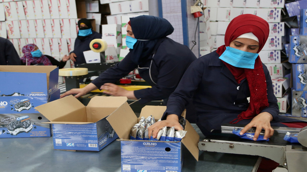 عاملات تضعن كمامات واقية خلال عملهم في مصنع مثلجات في دمشق السورية. 02/07/2020. (يمام الشعار/ رويترز)