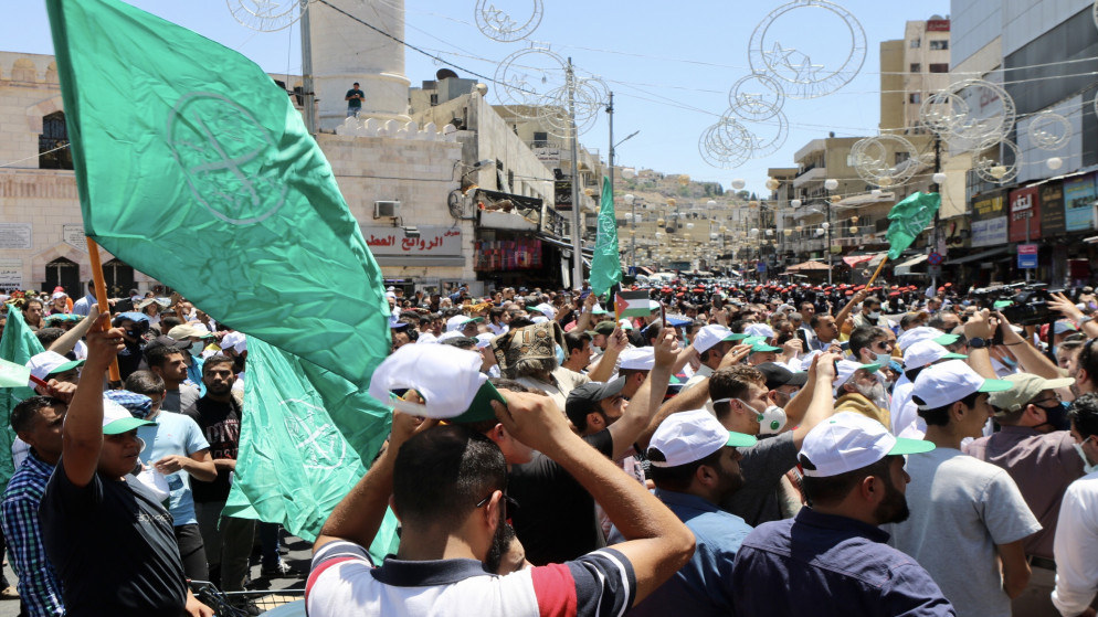 مسيرة رافضة لخطط إسرائيل ضم أراض من الضفة الغربية المحتلة أمام المسجد الحسيني في وسط البلد. (صلاح ملكاوي/ المملكة)