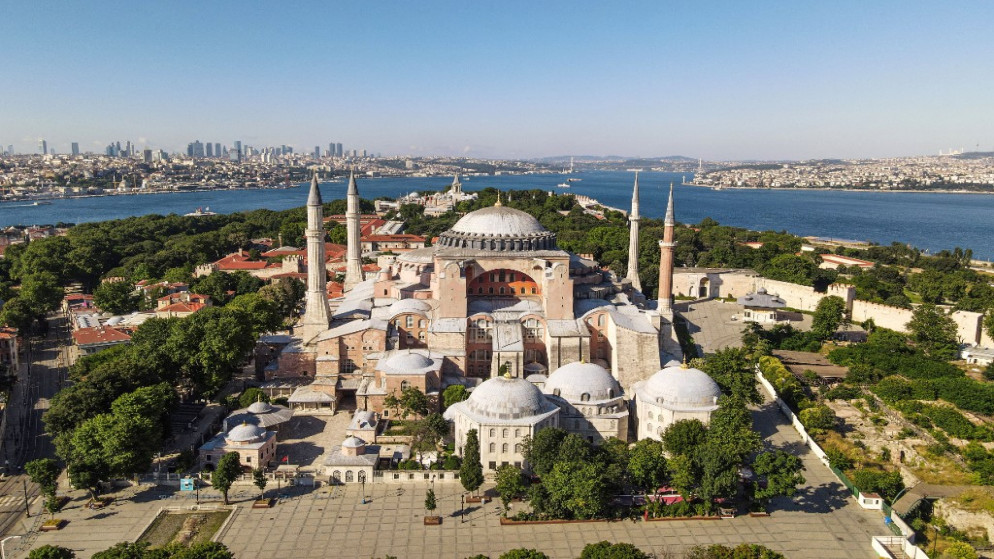 متحف آيا صوفيا والكاتدرائية السابقة في مدينة إسطنبول التركية، 12 نيسان/أبريل 2020. (أ ف ب)