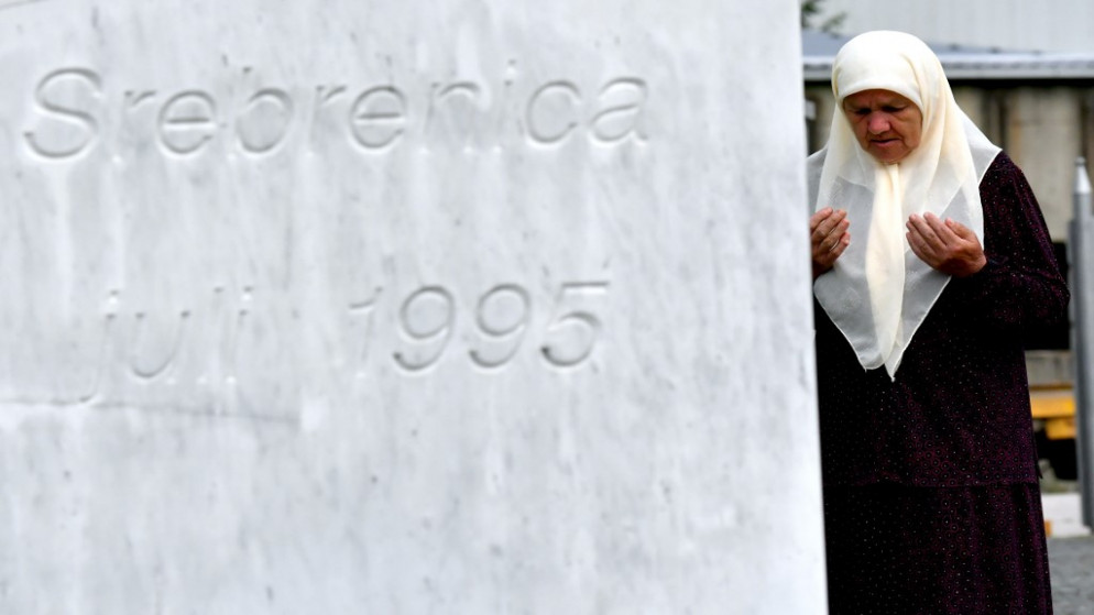 شاهد قبر في المركز التذكاري في بوتوتشاري الذي يضم جثامين ضحايا مجزرة سريبرينيتسا خلال حرب البوسنة 1992-1995، 2 يوليو/تموز 2020. (أ ف ب)