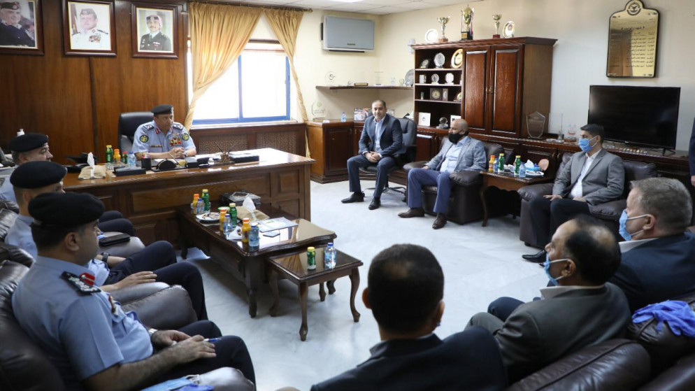 مدير الأمن العام اللواء الركن حسين الحواتمة خلال زيارته لمديرية مكافحة المخدرات. (مديرية الأمن العام)