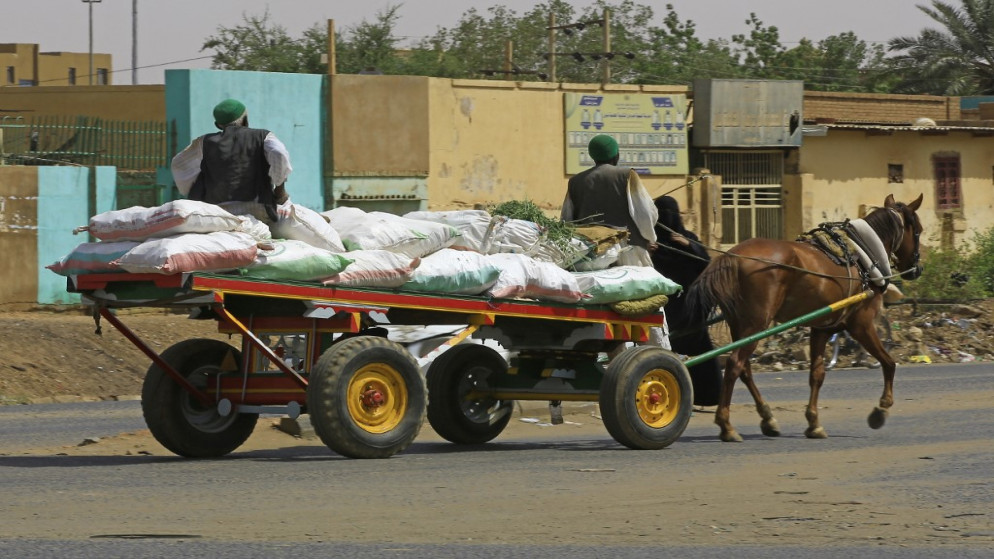سودانيون يركبون عربة تجرها الخيول في مدينة أم درمان في السودان .8 يوليو 2020 (أشرف شاذلي / أ ف ب)
