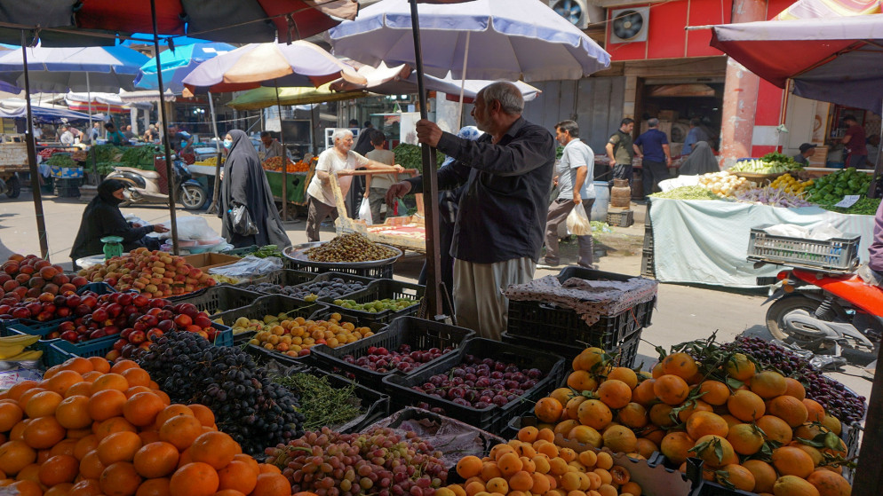 متسوقون في سوق الصدريه في بغداد المعروف بالخضار والفاكهة الطازجة. 09/07/2020. (صباح عرار/ أ ف ب)