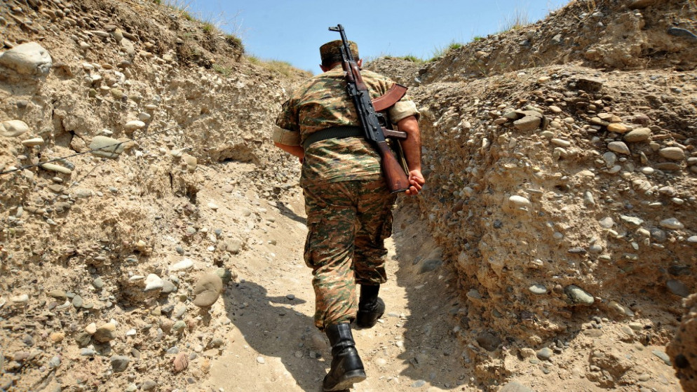 جندي أرميني يسير قرب الحدود المشتركة بين أرمينيا وأذربيجان. (أ ف ب)