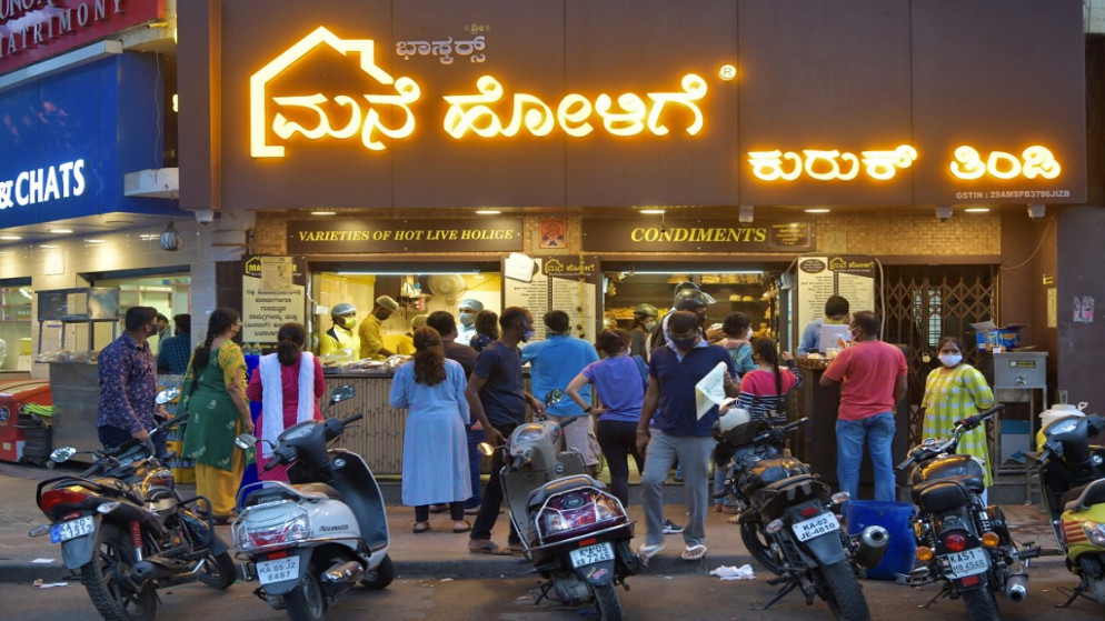تجمع أمام مطعم للشراء قبل تجديد الاغلاق في الهند. 14 يوليو 2020 ،(مانجوناث كيران / أ ف ب)