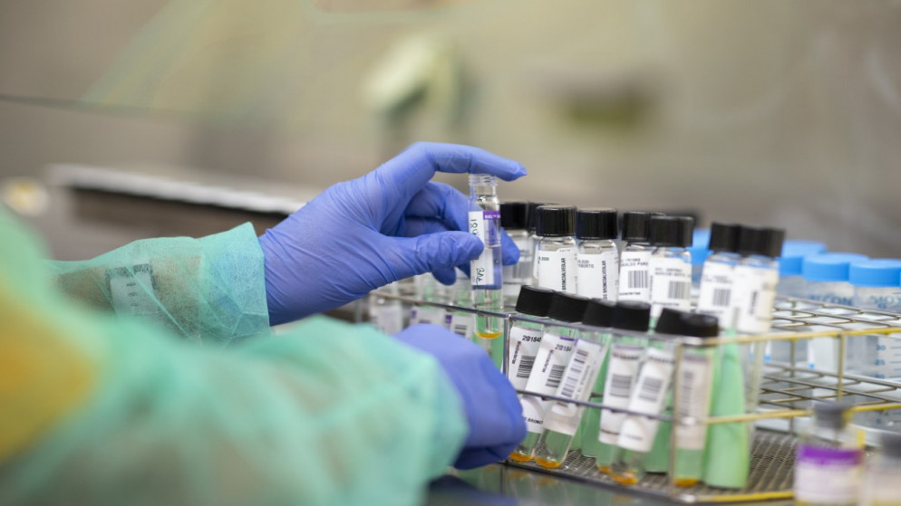 عالِم يعالج عينات من اختبارات الفيروس في مختبر علم الأحياء الدقيقة في مستشفى جريجوريو مارانون العام، مدريد، 5 يونيو 2020. (أ ف ب)