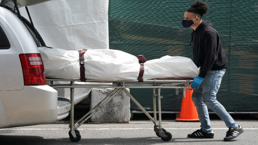 نقل جثة إلى سيارة في مركز مستشفى بروكلين، في بورو بروكلين في نيويورك، 8 أبريل 2020. (أ ف ب)