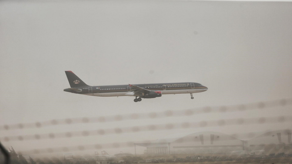 صورة أرشيفية لوصول طائرة من مصر على متنها أردنيون جرى إجلاؤهم منها، وإعادتهم للأردن. 5/5/2020. (صلاح ملكاوي/المملكة)