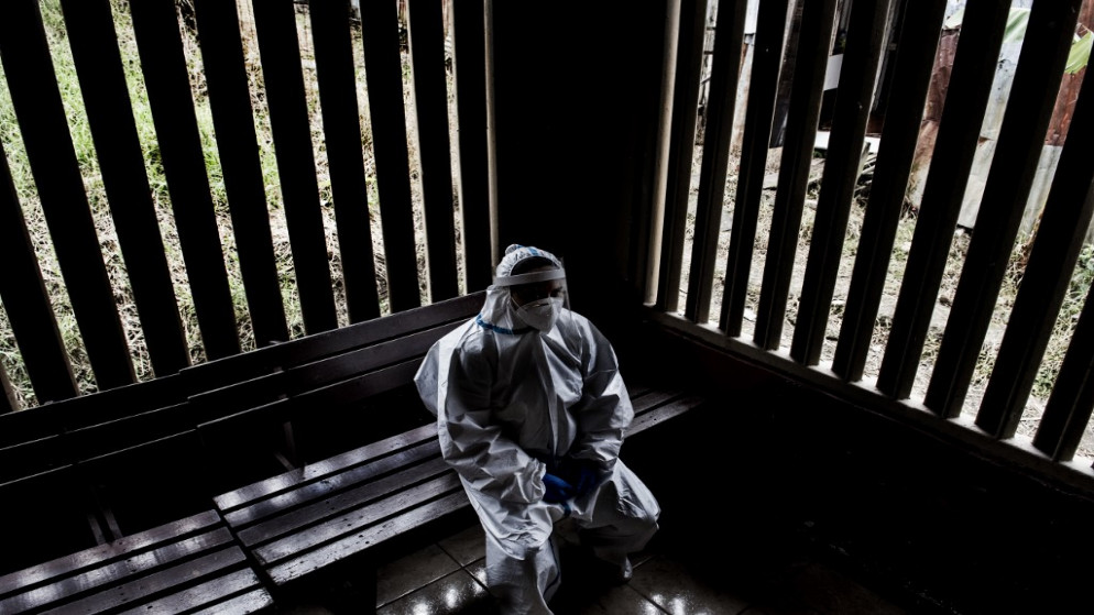 عامل في القطاع الصحي يرتدي بدلة واقية في مركز صحي في سان خوسيه في كوستاريكا، 16 تموز/يوليو 2020. (أ ف ب)