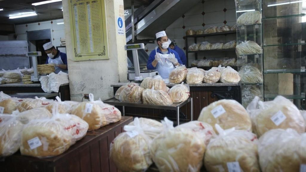 عامل يقوم بتحضير أكياس الخبز قبل بيعها. (صلاح ملكاوي /المملكة)