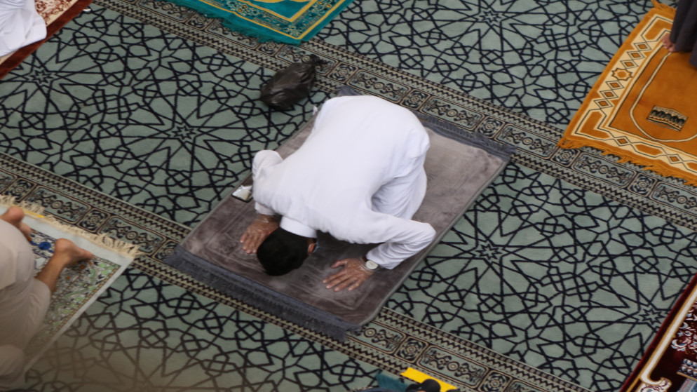 صورة أرشيفية لرجل يصلي بعد قرار إعادة فتح المساجد في الأردن. (صلاح ملكاوي/ المملكة)