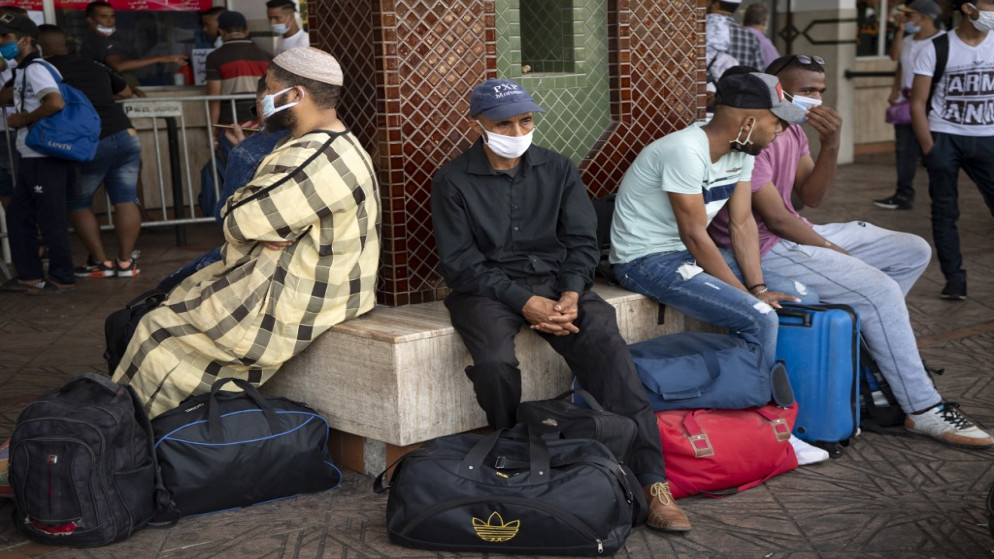 مغاربة في محطة حافلات "أولاد زيان" في الدار البيضاء . 27 يوليو 2020( فضل سينا / أ ف ب)