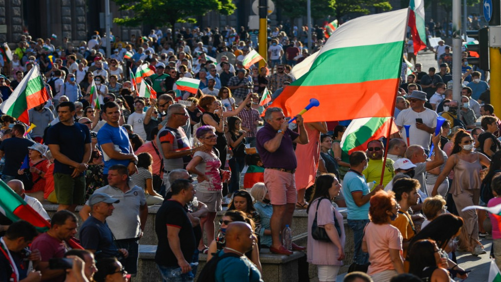متظاهرون يحملون الأعلام البلغارية خلال مظاهرة مناهضة للحكومة في صوفيا . 29 يوليو 2020 (نيكولاي دويشينوف / أ ف ب)