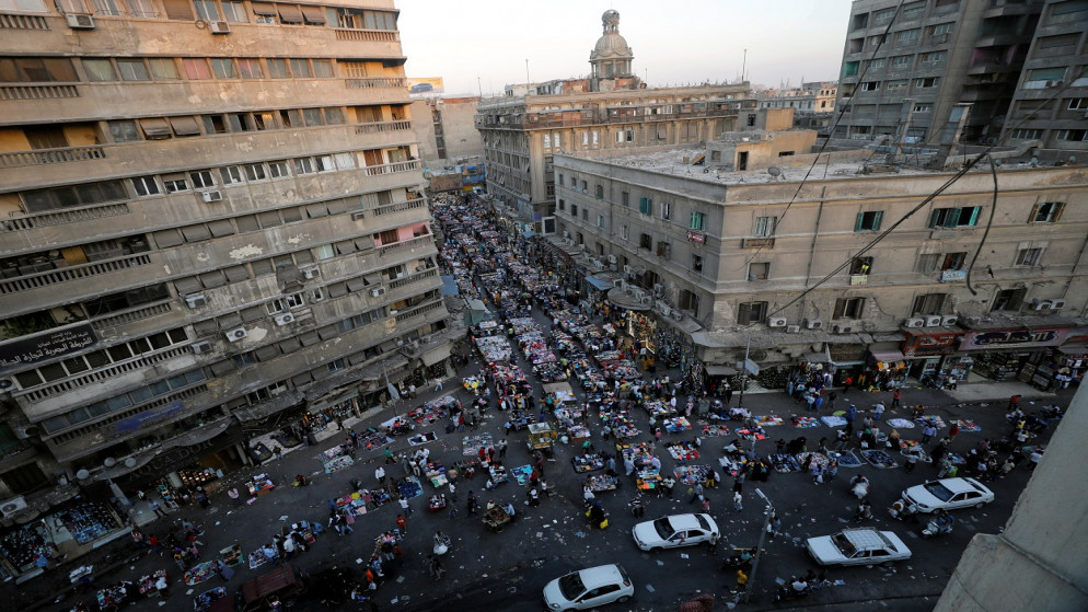 منظر يُظهر حشداً ومتاجر في سوق العتبة، بعد تفشي فيروس كورونا المستجد في القاهرة، مصر، 16/07/2020. (رويترز)