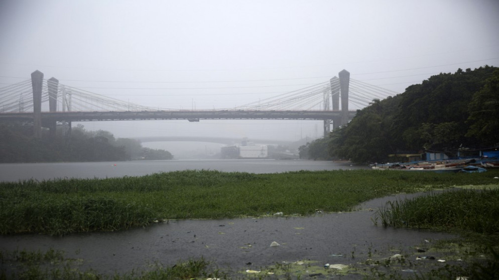 منظر لنهر تحت الأمطار الغزيرة الناجمة عن عاصفة إيسياس في سانتو دومينغو، 30/07/2020. (أ ف ب)