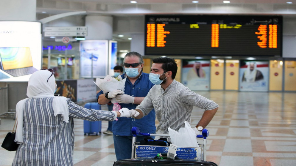 مسافرون يصلون إلى مطار الكويت الدولي بعد استئناف الرحلات التجارية بعد أشهر من الإغلاق بسبب جائحة كوفيد-19. 01/08/2020. (ياسر الزيات / أ ف ب)
