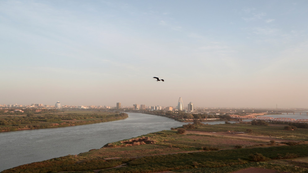 طائر يحلق فوق التقاء نهري النيل الأبيض والنيل الأزرق في الخرطوم. (رويترز)