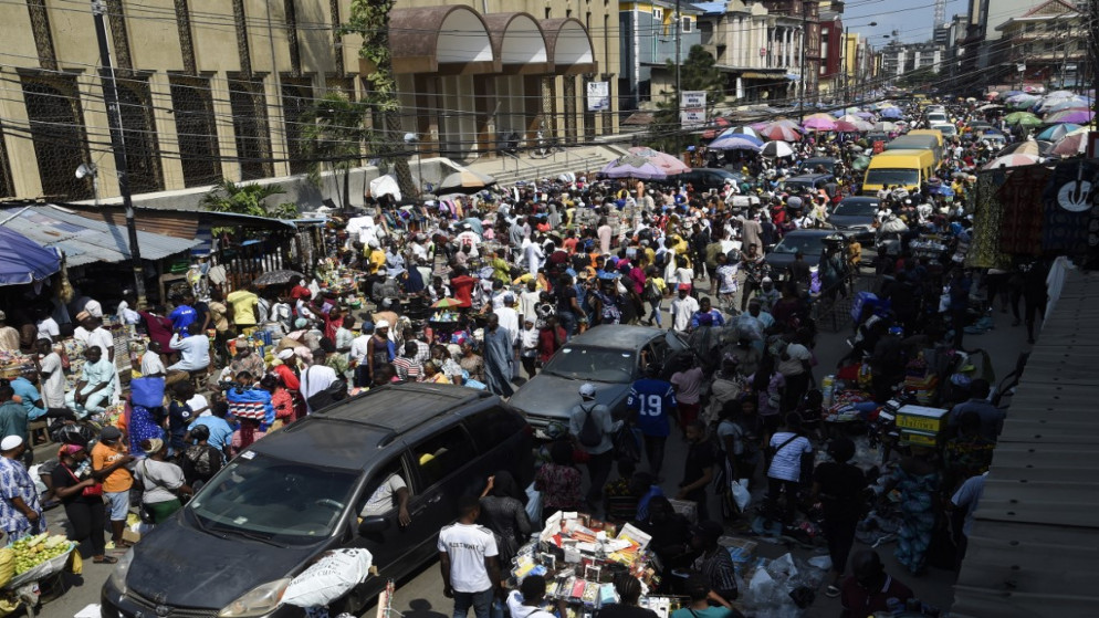 يسير الناس في شارع لاغوس، المركز التجاري لنيجيريا ومركز الفيروس في البلاد. بعد خمسة أشهر من رؤية نيجيريا لأول حالة لـ COVID-19. (أ ف ب)
