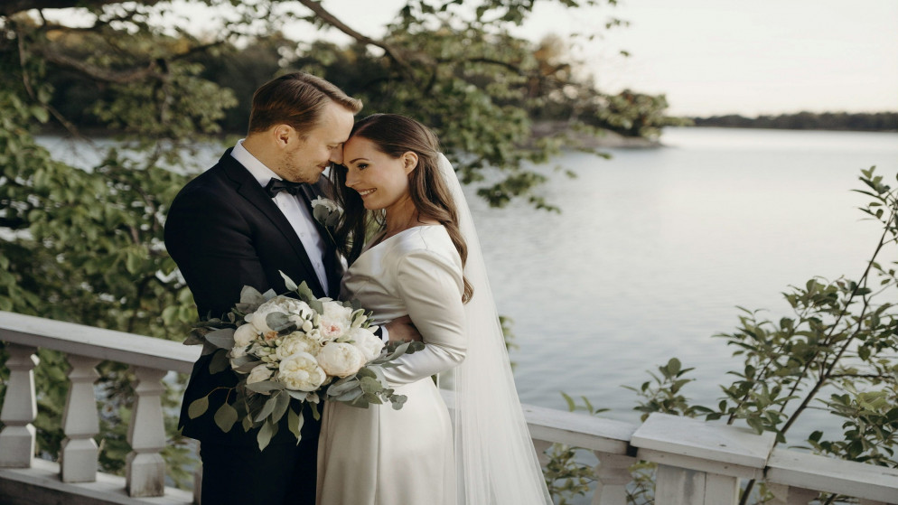 رئيسة الوزراء الفنلندية سانا مارين  إلى جانب زوجها ماركوس رايكونين.( رويترز)