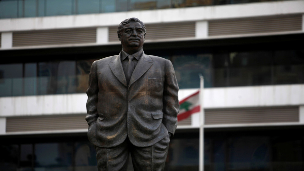 تمثال لرئيس الوزراء اللبناني الأسبق رفيق الحريري قرب المكان الذي اغتيل فيه في العاصمة اللبنانية بيروت، 10 شباط/فبراير 2010. (رويترز)