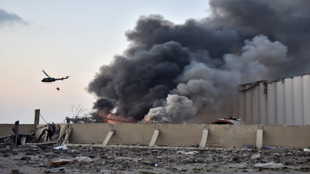 طائرة مروحية تطفئ النار في موقع انفجار في ميناء بيروت .4 أغسطس ، 2020.(أ ف ب)