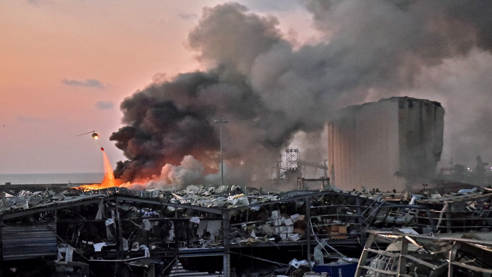 طائرة مروحية تطفئ النار في موقع انفجار في ميناء بيروت ، بيروت ، 4 أغسطس ، 2020. (أ ف ب)