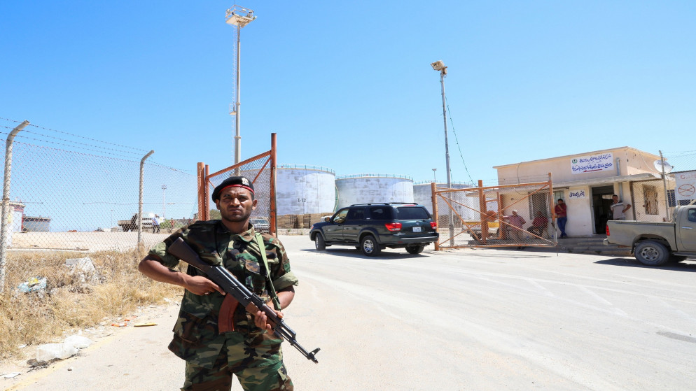 منذ 2015 تتنازع سلطتان الحكم في ليبيا -- حكومة الوفاق يرأسها فايز السرّاج ومقرها طرابلس (غرب)، وحكومة موازية يدعمها حفتر في شرق البلاد. (رويترز)
