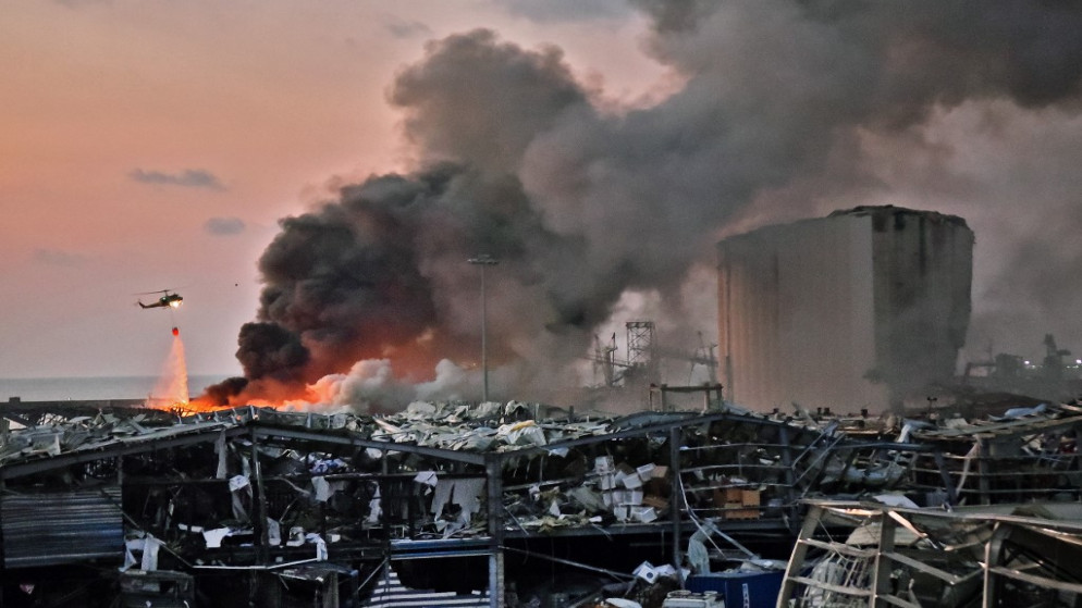 طائرة تحاول إطفاء حرائق انفجار في مرفأ بيروت الذي قال رئيس الوزراء اللبناني عنه إنه ناتج عن انفجار مادة نيترات الأمونيوم. (أ ف ب)