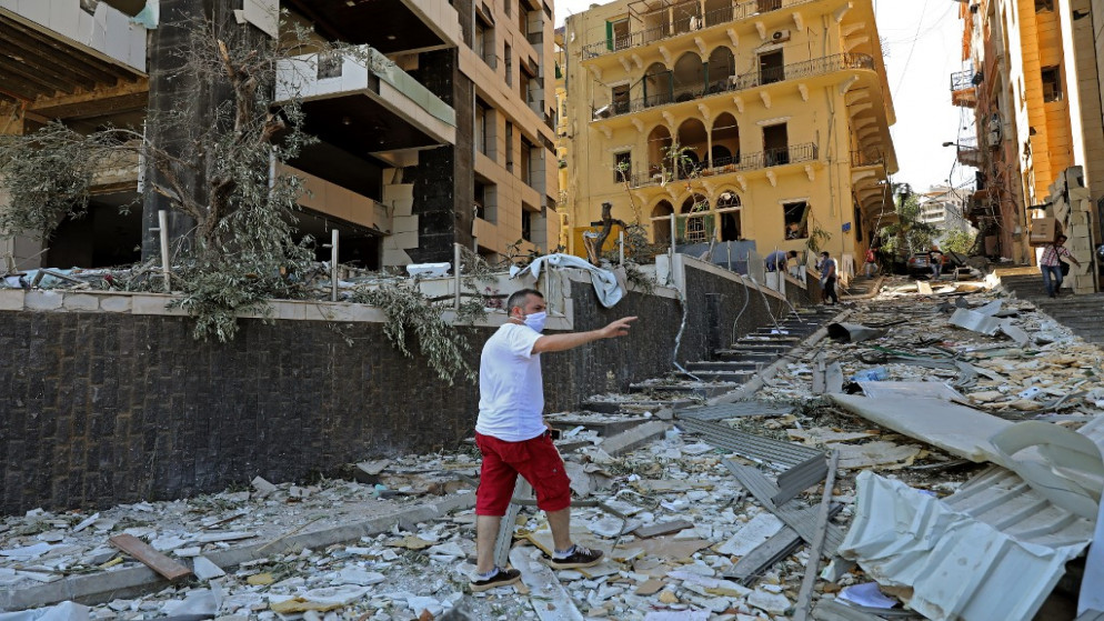 رجل يتفقد أضرار الانفجار الذي اجتاح العاصمة اللبنانية، 5 أغسطس 2020. (أ ف ب)