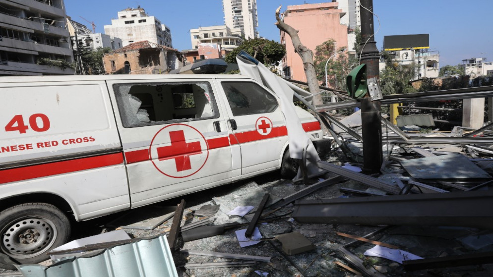 مركبة طوارئ تابعة للصليب الأحمر اللبناني في أعقاب الانفجار الذي وقع الثلاثاء في العاصمة اللبنانية، 5 أغسطس 2020. (أ ف ب)