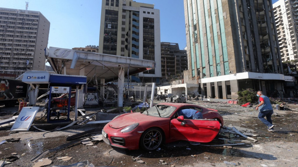 أعلنت السلطات العاصمة اللبنانية مدينة "منكوبة" بعد الانفجار الذي قالت الحكومة، إنه نتج عن تخزين 2750 طنا من مادة نيترات الأمونيوم في مستودع في مرفأ بيروت. (أ ف ب)