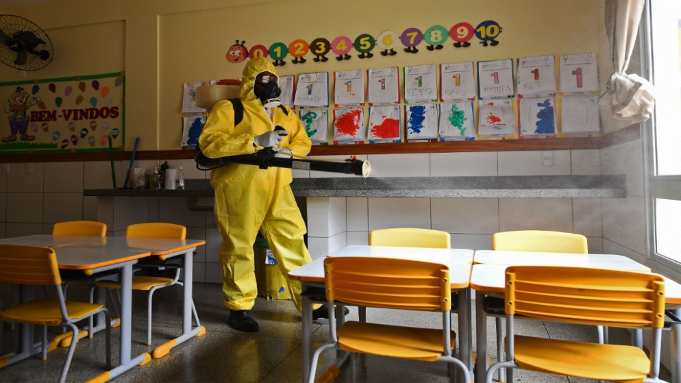 بتطهير مدرسة عامة كإجراء ضد انتشار فيروس كورونا في البرازيل. في 5 أغسطس 2020.(أ ف ب)