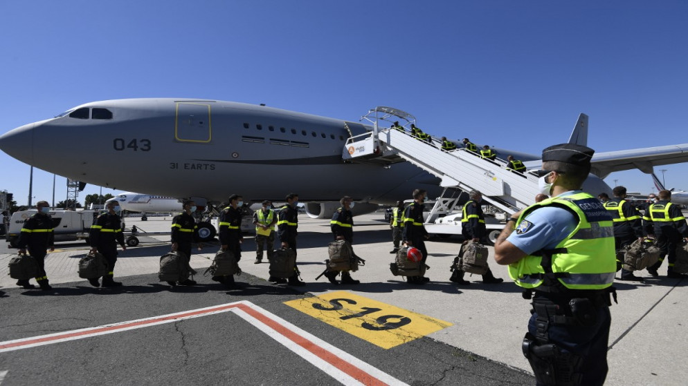 ترسل فرنسا خبراء بحث وإنقاذ على متن ثلاث طائرات عسكرية، إلى بيروت بعد يوم من انفجار قوي في العاصمة اللبنانية، مطار رواسي، بالقرب من باريس، 5 أغسطس 2020. (أ ف ب)