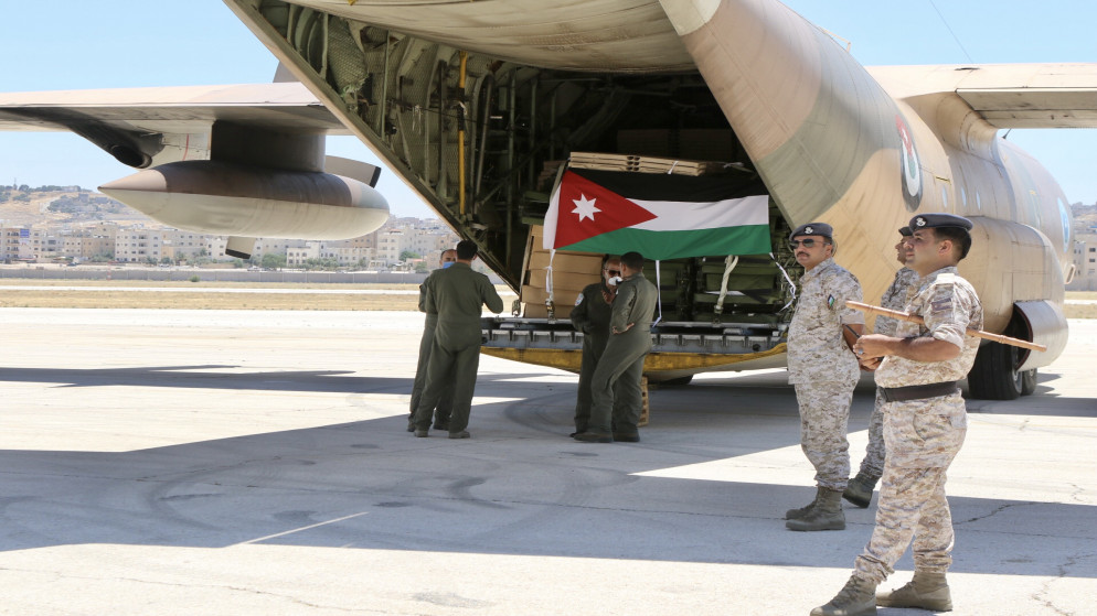 طائرة تابعة للقوات المسلحة الأردنية - الجيش العربي ترسل مستشفى ميدانيا أردنيا إلى لبنان من مطار ماركا. (صلاح ملكاوي/ المملكة)