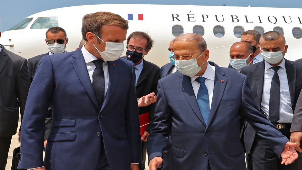 الرئيس اللبناني ميشال عون  (يمين) خلال استقباله الرئيس الفرنسي إيمانويل ماكرون في مطار رفيق الحريري الدولي. (أ ف ب)