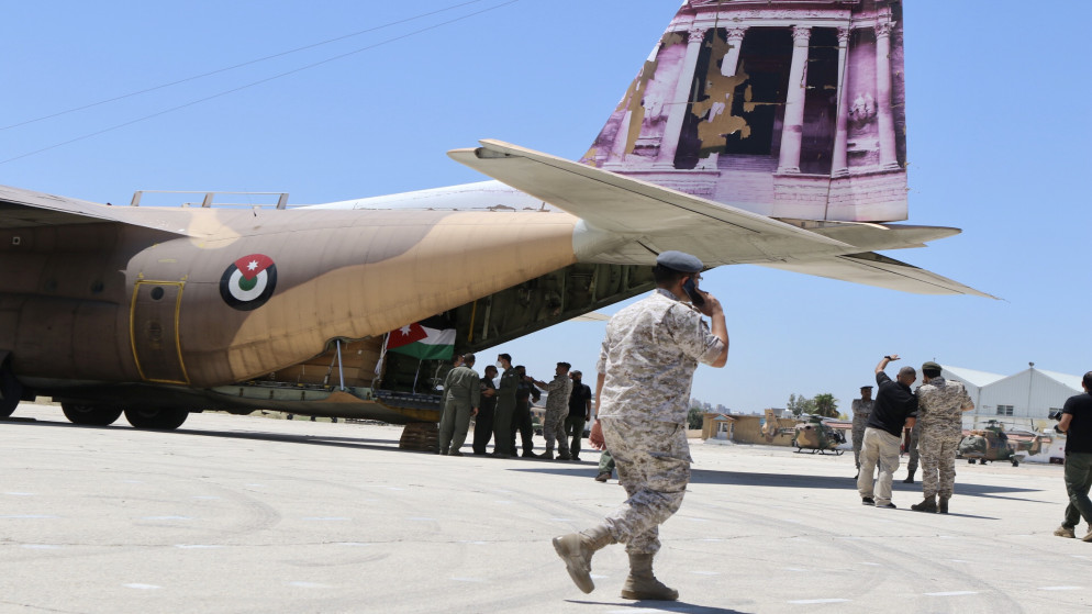 طائرة تابعة للقوات المسلحة الأردنية - الجيش العربي ترسل مستشفى ميدانيا أردنيا إلى لبنان من مطار ماركا. (صلاح ملكاوي/ المملكة)