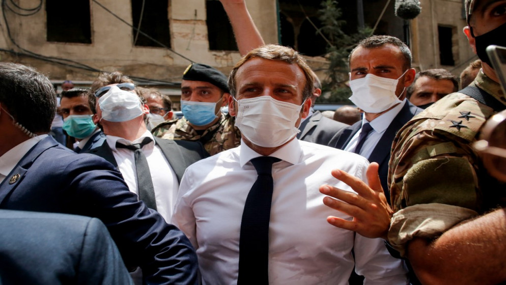 الرئيس الفرنسي إيمانويل ماكرون خلال تجوله في شارع في بيروت. (أ ف ب)