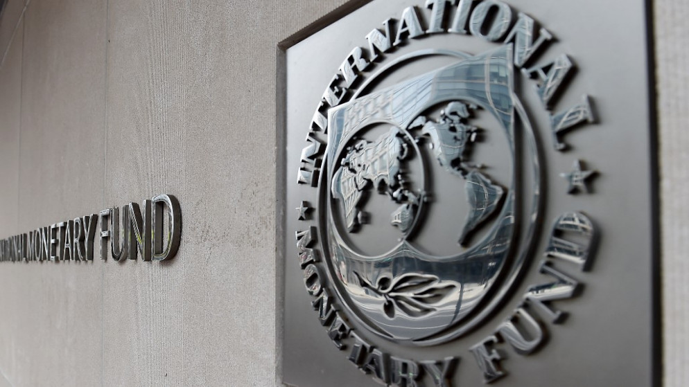 شعار صندوق النقد الدولي على مقر المبنى في العاصمة الأميركية واشنطن، 27 آذار/مارس 2020. (أ ف ب)