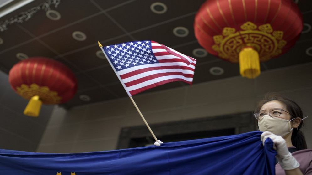 متظاهر يحمل علم الولايات المتحدة خارج القنصلية الصينية في هيوستن .24 يوليو 2020.(أ ف ب)
