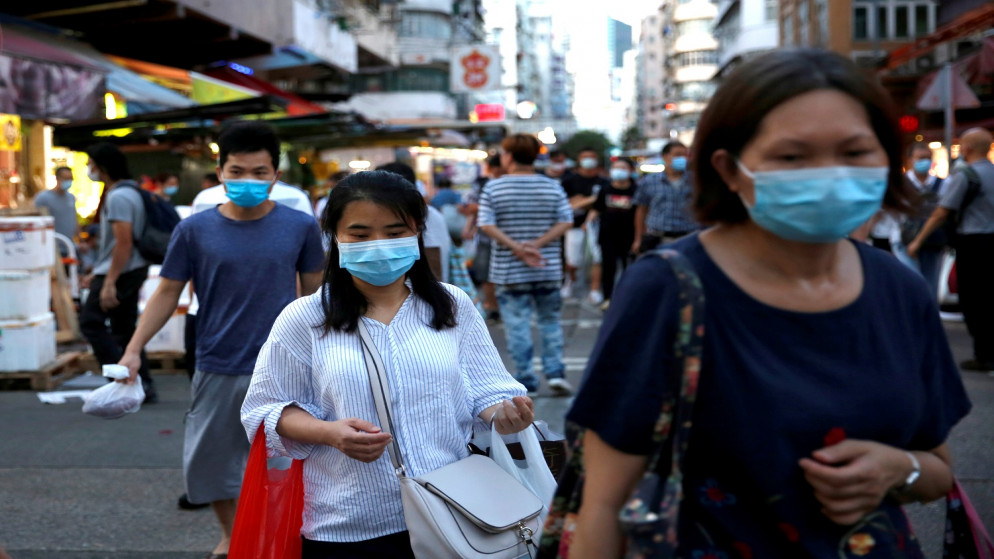 أشخاص يرتدون كمامات في سوق بعد تفشي مرض فيروس كورونا (كوفيد -19).الصين . 17 يوليو ، 2020. (رويترز)