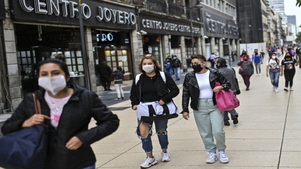 يرتدي الناس أقنعة واقية أثناء المشي في وسط مدينة مكسيكو . 3 أغسطس 2020. (يدرو باردو / أ ف ب)
