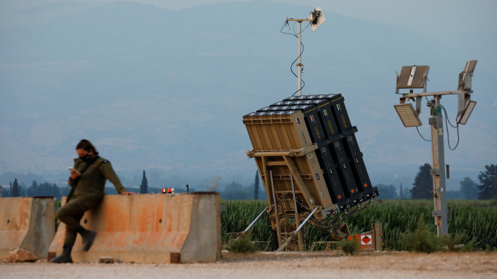 جندي إسرائيلي يقف بجوار نظام القبة الحديدية المضاد للصواريخ بالقرب من الحدود الشمالية من فلسطين المحتلة مع لبنان. 27/07/2020. (أمير كوهين/ رويترز)