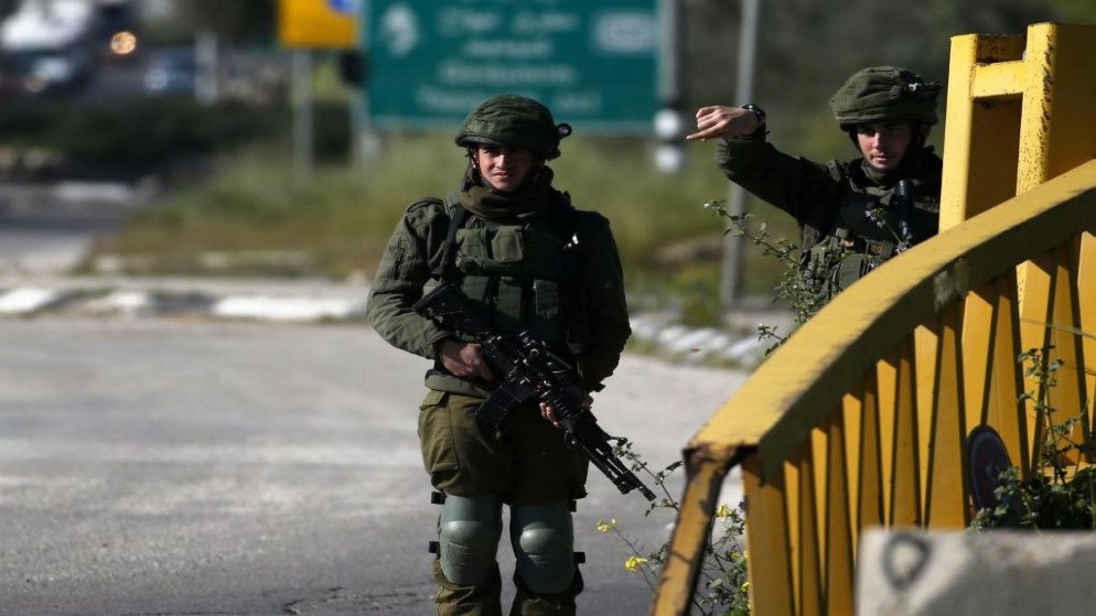 جنديان إسرائيليان عند مفترق طرق جنوبي نابلس في الضفة الغربية المحتلة. 03/04/2019. (جعفر اشتية / أ ف ب)
