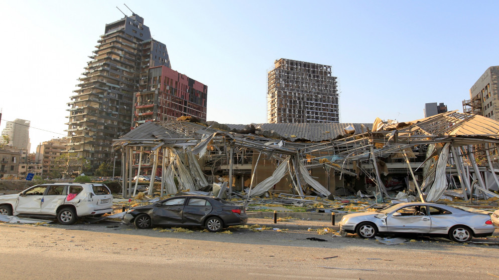 مركبات وبنايات متضررة بفعل الانفجار في مرفأ بيروت، 5 آب/أغسطس 2020. (رويترز)