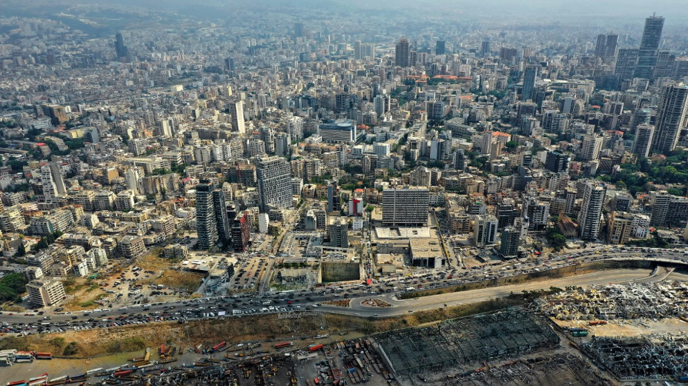 صورة جوية تُظهر منظرا جزئيا للعاصمة اللبنانية بيروت والمرفأ الذي دُمِّر عندما انفجرت كمية ضخمة من نترات الأمونيوم، 07/08/2020. (أ ف ب)