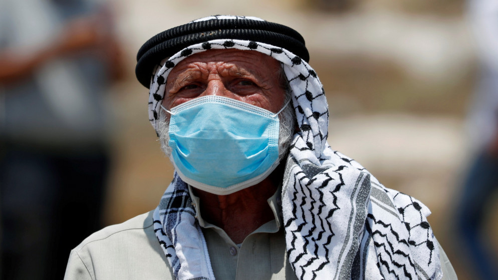 فلسطيني يرتدي كمامة واقية في بلدة بديا قرب سلفيت في الضفة الغربية المحتلة، 6 تموز/يوليو 2020. (رويترز)