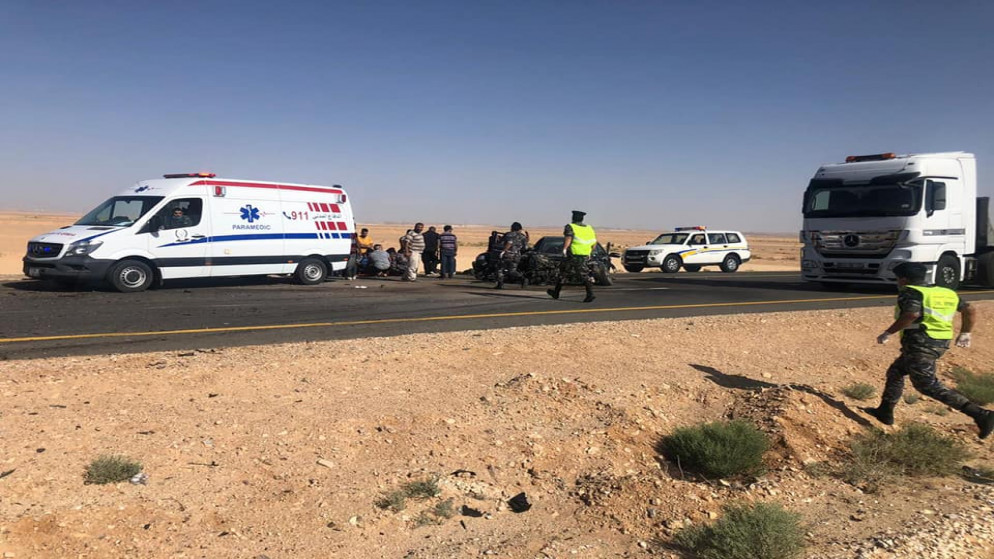حادث تصادم بين مركبتين خصوصي بعد كازية الأبيض باتجاه الحسا على الطريق الصحراوي. إدارة الدوريات الخارجية
